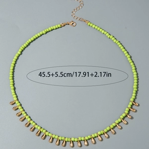 Vue détaillée du collier de perles vertes avec breloques dorées et dimensions du produit