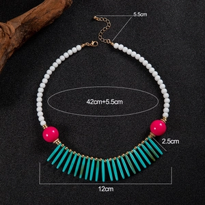 Détail d'un collier bohème en perles colorées avec fermoir doré et rallonge de 5.5 cm