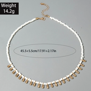 Collier perles bohème blanc avec pendentifs goutte d'eau dorés et chaîne ajustable