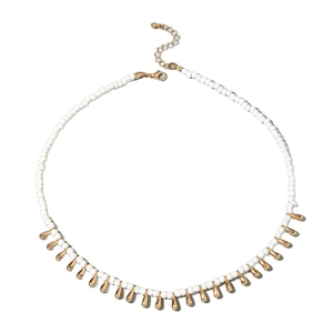 Collier perles blanches style bohème avec pendentifs dorés en forme de goutte d'eau
