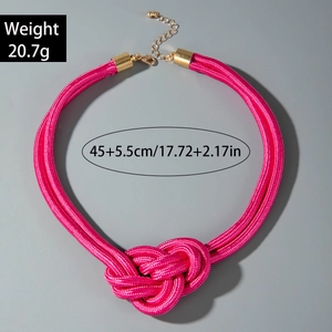 Détail du collier noeud rose fuchsia montrant sa longueur et son fermoir réglable