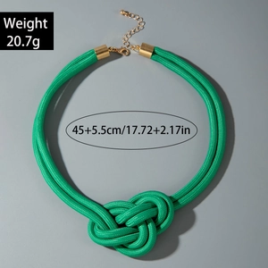 Collier en corde tressée verte avec nœud et fermoir mousqueton doré avec mesures