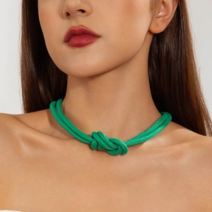 Détail d'un collier à nœud tressé vert vif présentant un design minimaliste à double corde