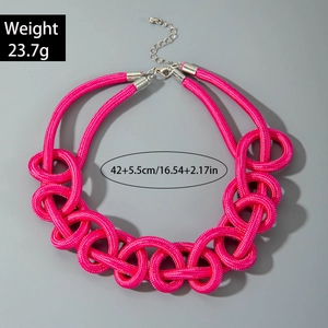 Vue détaillée du collier à nœuds rose fuchsia avec fermoir argenté et mesures de taille