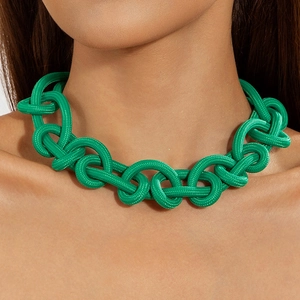 Gros plan du collier choker vert émeraude avec design de nœuds marins tressés