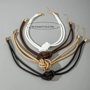 Détail de colliers à nœuds tissés en quatre couleurs avec longueur 45cm et chaînette