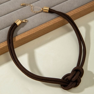 Détail du collier cordon tressé marron foncé avec fermoir doré et chaîne de réglage