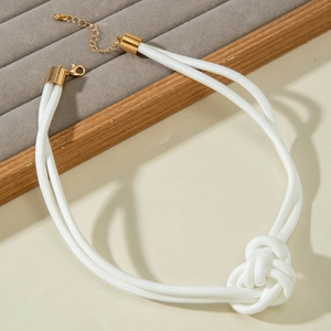 Vue détaillée du collier en corde tressée blanche avec pendentif noué doré et fermoir réglable