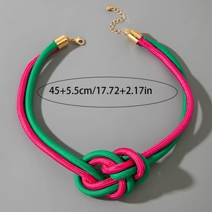 Détail du collier en corde tressée rose et verte avec fermoir doré et 45cm de long