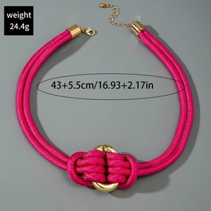 Détails du collier en maille serpent rose avec nœud doré et dimensions indiquées