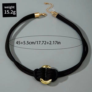 Détail du choker tressé noir avec boucle dorée et chaîne de réglage ajustable