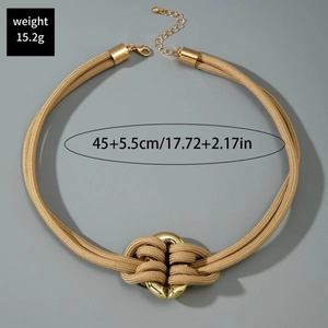 Détail du collier en corde tressée kaki doré avec anneau en métal et chaîne de 45cm