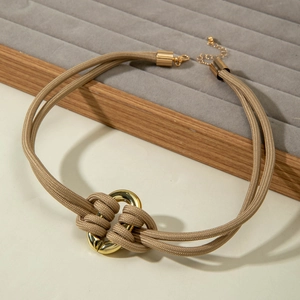 Vue détaillée du collier en corde tressée kaki avec noeud doré et anneau métallique