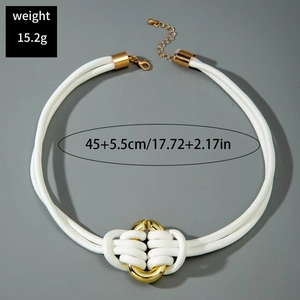 Détail du pendentif anneau doré noué sur cordon blanc avec fermoir mousqueton réglable