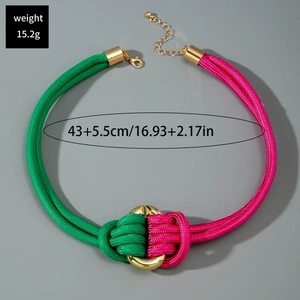 Détail du collier de cordon noué vert et rose avec dimensions 43+5,5cm et poids 15,2g