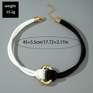 Détail d'un collier tressé bicolore avec fermoir mousqueton doré et extension