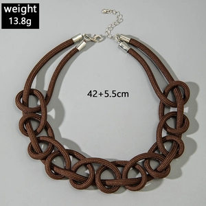 Détail d'un collier en cordon noué marron avec fermoir argenté et chaîne de rallonge