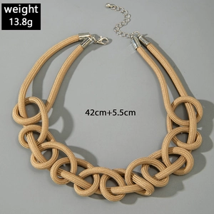 Détail du collier beige à nœuds tressés avec poids de 13,8g et longueur de 42cm