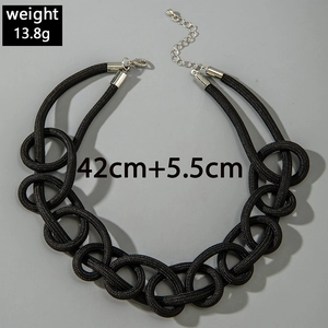 Détail du collier à nœuds en corde noire tressée avec fermoir mousqueton argenté et chaîne
