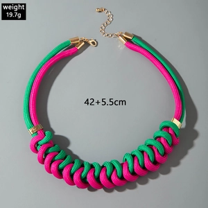 Détail du collier en corde tressée rouge rose et vert avec poids et dimensions précises