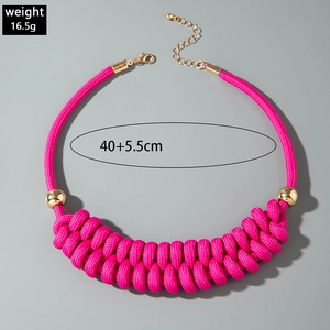 Détail du collier tressé rose rouge avec fermoir doré affichant la taille et le poids