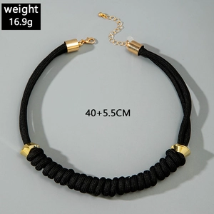 Détails du collier en corde noire nouée avec attaches dorées et spécifications de poids