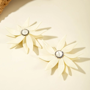 Vue détaillée des boucles d'oreilles fleurs en résine blanc cassé au design élégant