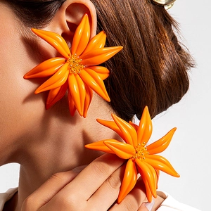 Boucles d'oreilles fleurs en résine orange vif surdimensionnées à pétales superposés