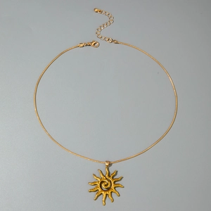 Détail du collier à pendentif soleil avec texture en spirale et chaîne serpent réglable
