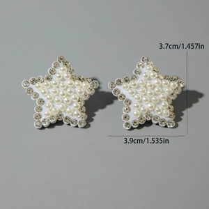 Détail de boucles d'oreilles en forme d'étoile avec perles blanches et strass 3,7x3,9cm