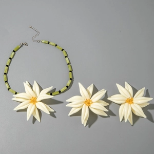 Détails du set d'accessoires fleurs en résine blanche et collier à perles marbrées