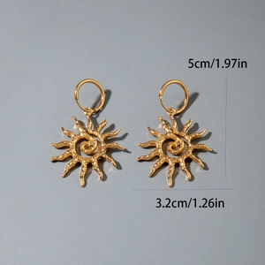 Détail de boucles d'oreilles soleil dorées avec texture spirale et dimensions