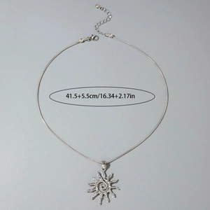 Détail du collier soleil montrant la chaîne serpent et l'extension réglable de 5,5 cm
