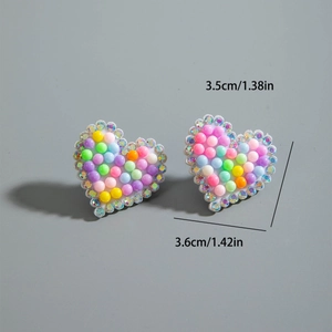 Vue détaillée des dimensions des boucles d'oreilles cœur perlées avec strass