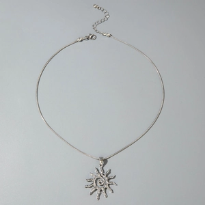 Détail du pendentif soleil avec spirale et chaîne serpent élégante pour femme