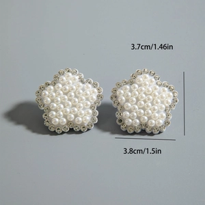 Détail de boucles d'oreilles fleur en perles avec bordure en cristal et mesures