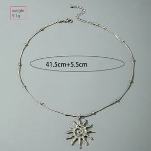 Détail du pendentif soleil évidé avec centre en spirale et chaîne serpent de 41,5cm