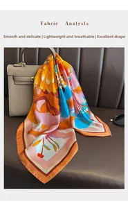 Detailansicht der Seidenschal-Textur mit Blumenmuster auf Kelly-Tasche und Sofa