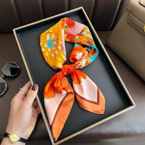 Seidenschal mit Pfingstrosen-Print in Orange und Gelb an einer luxuriösen Handtasche