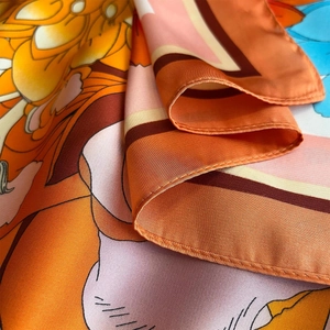 Pfingstrosen Seidenschal mit lebhaftem Blumendruck und glänzendem Satin-Finish für Damen