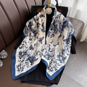 Sciarpa bianca con stampa a farfalle e fiori e bordi blu navy su vestito nero