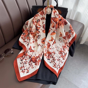 Elegante scialle quadrato color crema con stampa di farfalle arancioni e bordo