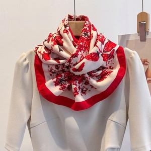 Elegante sciarpa in seta con stampe di farfalle e fiori rossi su base color crema