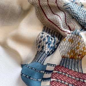 Elegant cotton-linen scarf featuring colorful hot air balloon print and fine twill texture