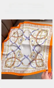 Vue détaillée d'un foulard en satin aux motifs de chaînes dorées et boucles de style rétro
