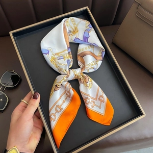 Carré en soie avec motifs équestres de chaînes dans les tons orange et blanc