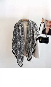 Elegante foulard in seta con stampa mappa urbana in bianco e nero su blazer bianco