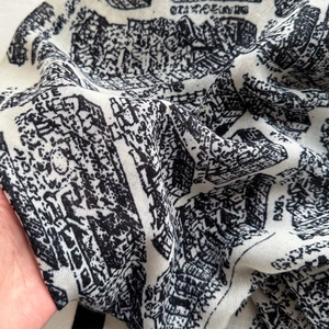 Dettaglio di un foulard in seta bianco e nero con stampa di architettura stradale francese