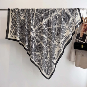 Elegante scialle quadrato con stampa mappa urbana in bianco e nero e bordo nero largo