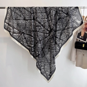 Dettaglio di una grande sciarpa quadrata con una mappa della città in bianco e nero